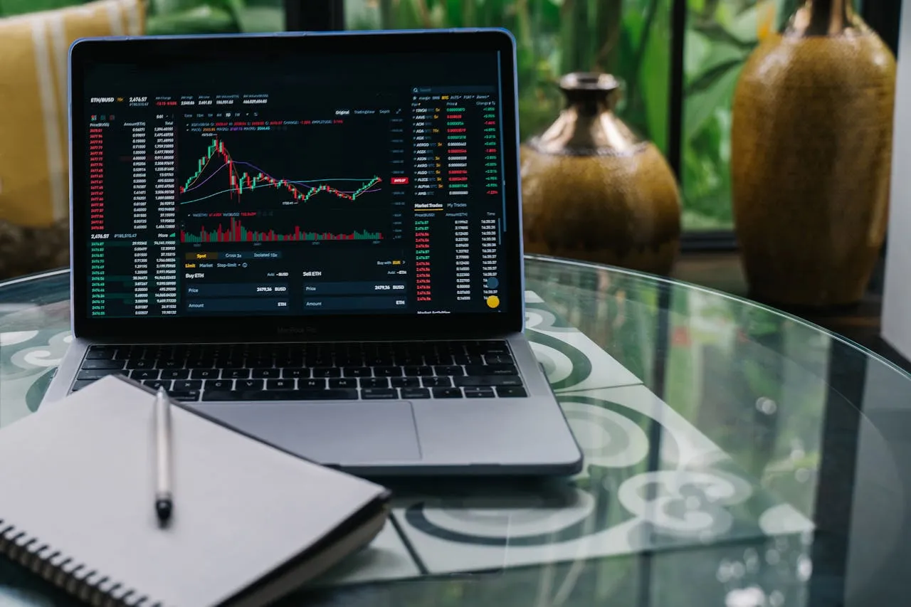 How Stock Exchanges Work: NYSE vs NASDAQ Explained