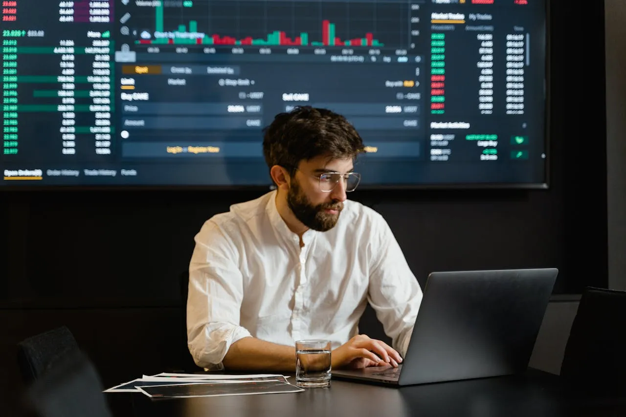 Leading vs Lagging Indicators: What's the Difference?