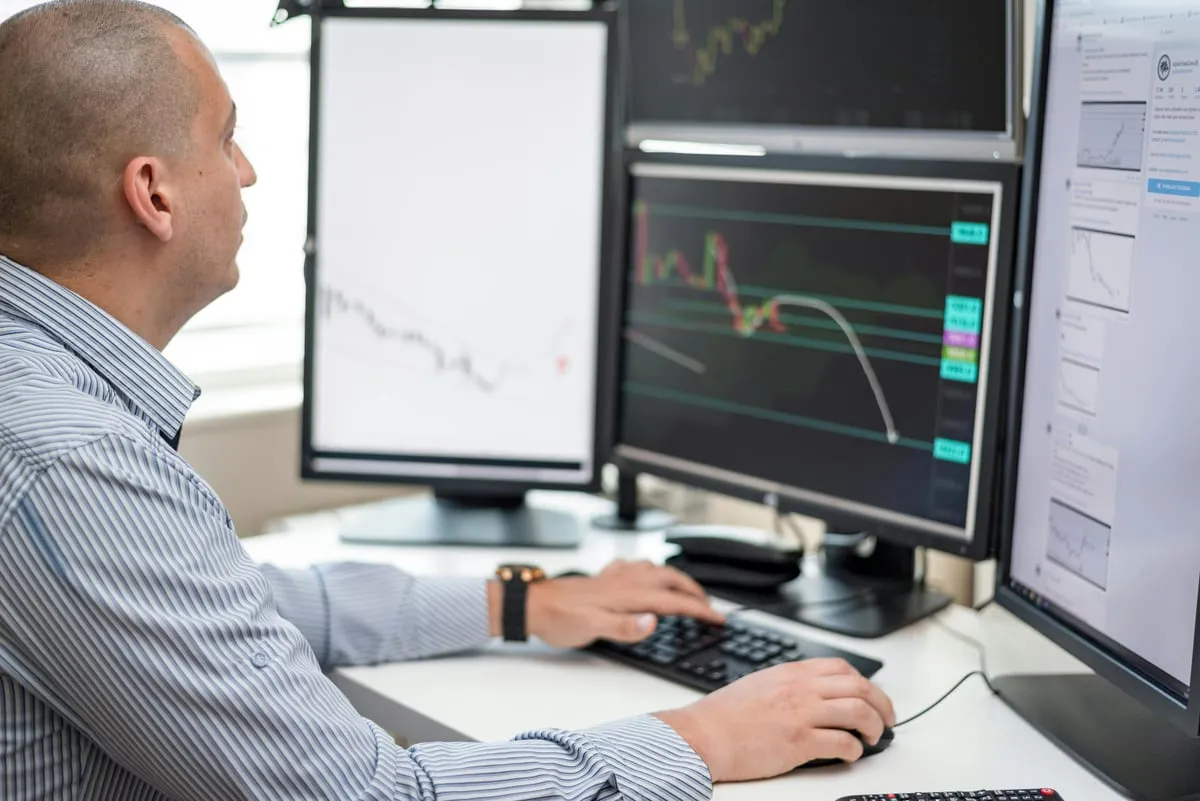 Webull vs Robinhood: Which Is Better for Beginner Traders?